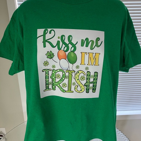 Green  'Kiss Me I'm Irish' T-Shirt - Picture 1 of 3